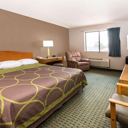 Отель Super 8 By Wyndham St. Charles Сент-Чарльз Экстерьер фото