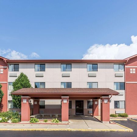 Отель Super 8 By Wyndham St. Charles Сент-Чарльз Экстерьер фото