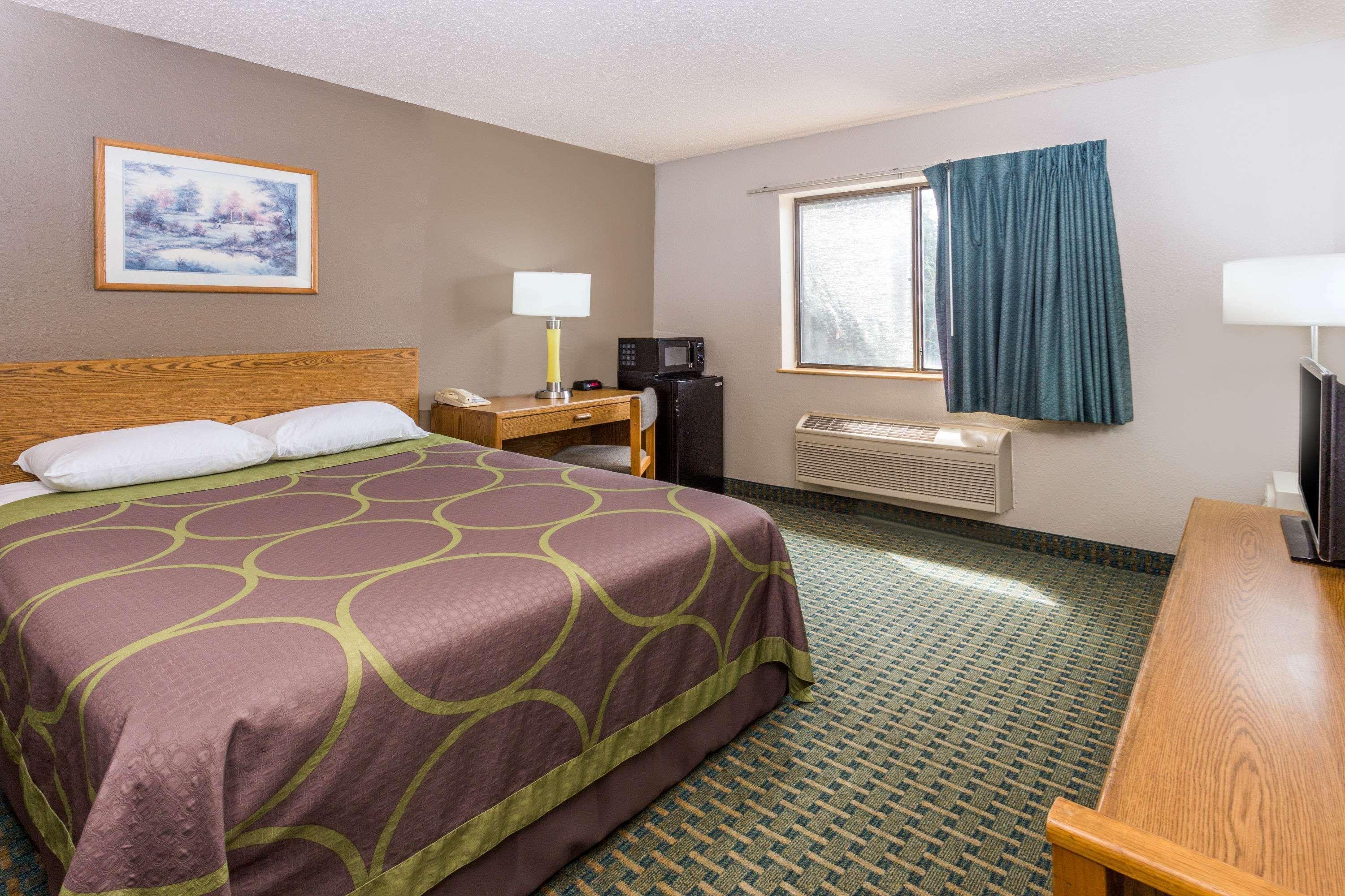 Отель Super 8 By Wyndham St. Charles Сент-Чарльз Экстерьер фото