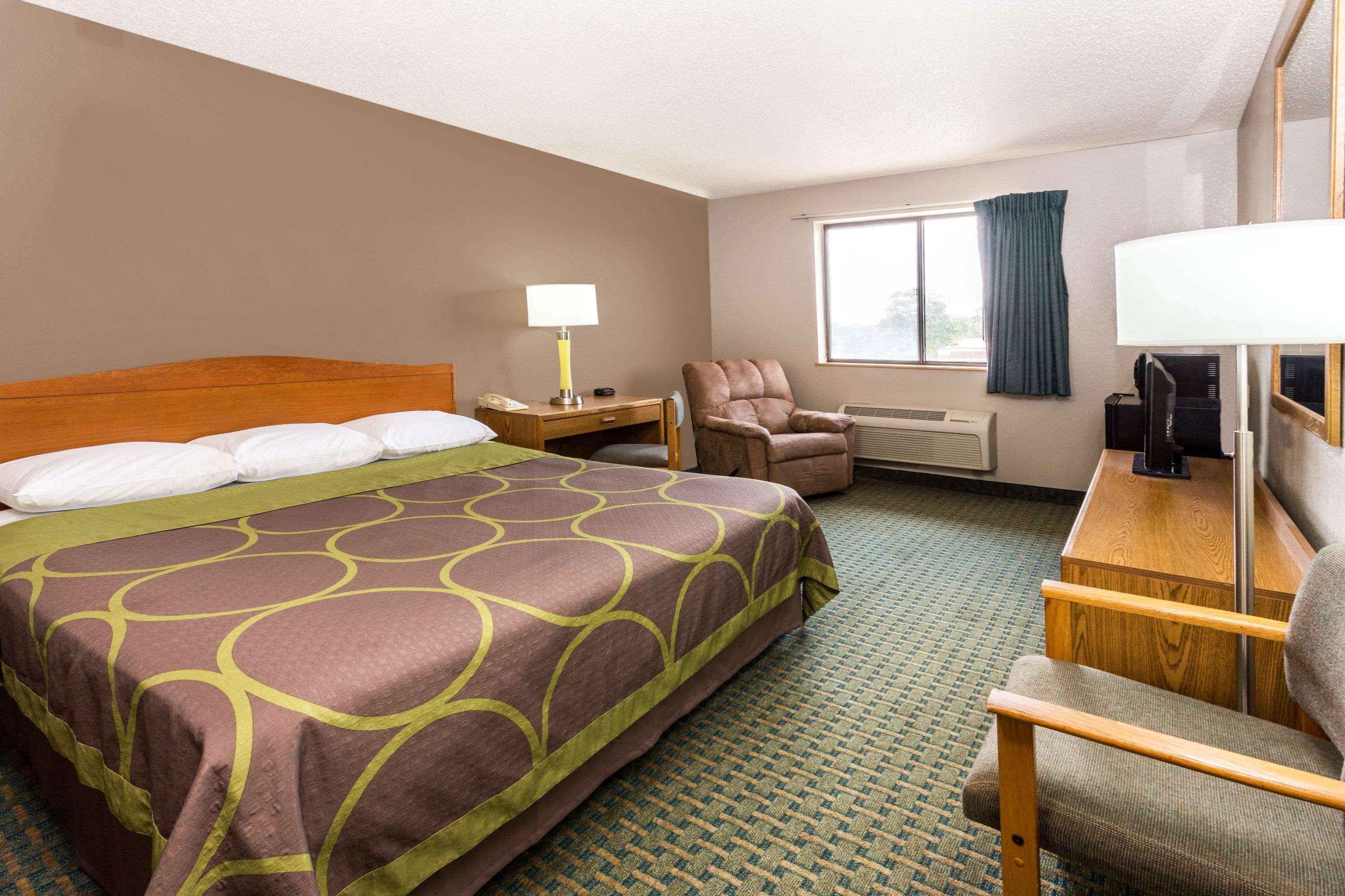 Отель Super 8 By Wyndham St. Charles Сент-Чарльз Экстерьер фото