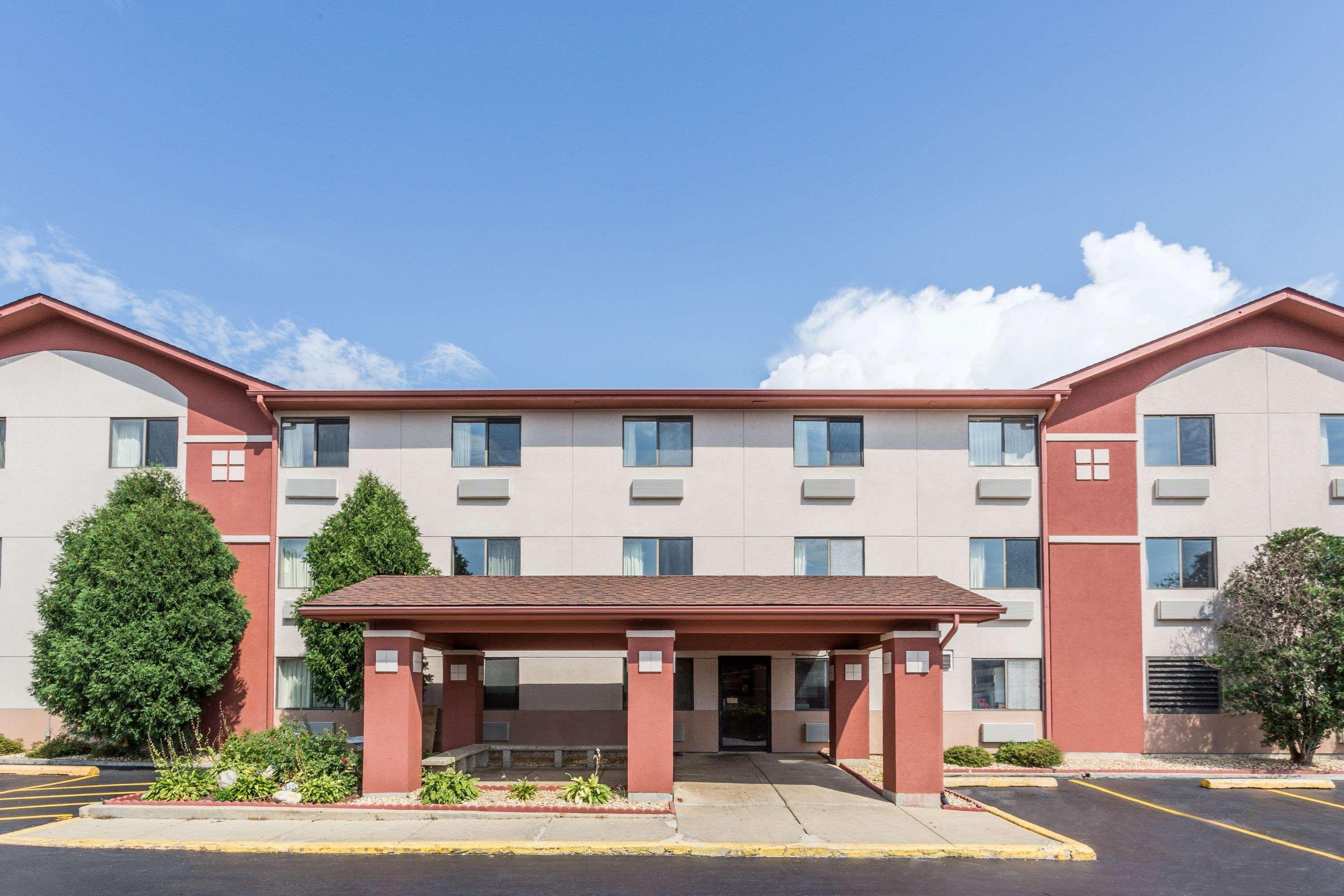 Отель Super 8 By Wyndham St. Charles Сент-Чарльз Экстерьер фото