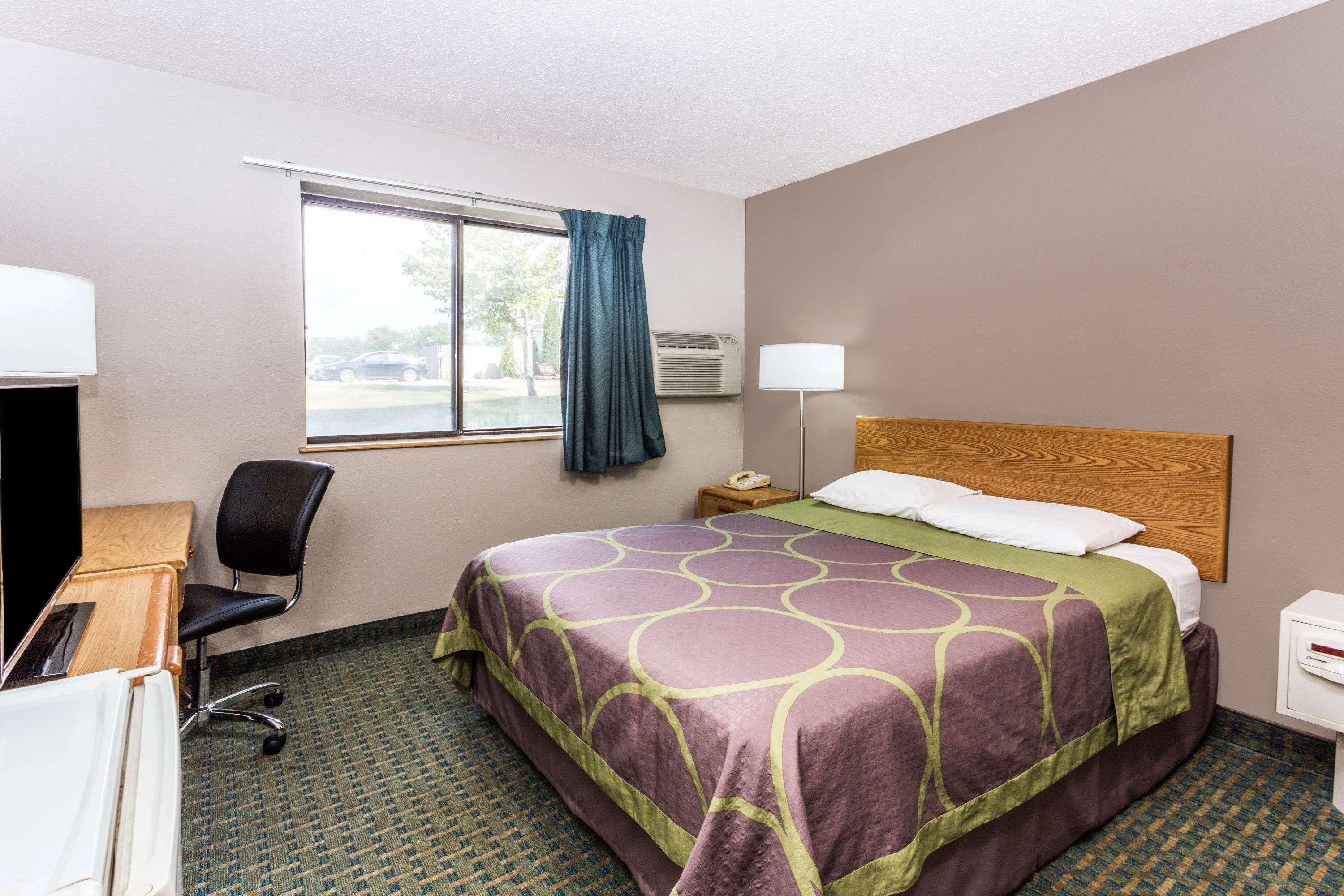 Отель Super 8 By Wyndham St. Charles Сент-Чарльз Экстерьер фото