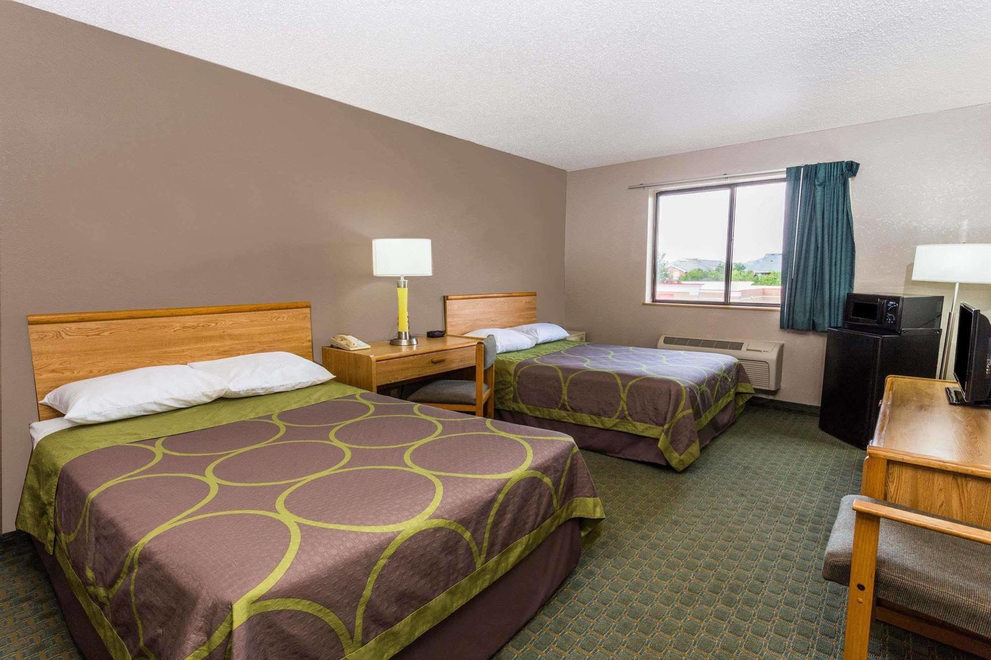 Отель Super 8 By Wyndham St. Charles Сент-Чарльз Экстерьер фото
